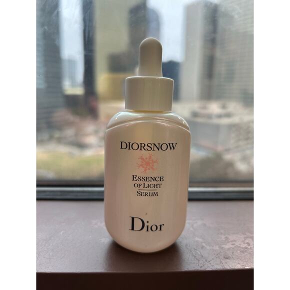 Diorsnow Essence of light serum